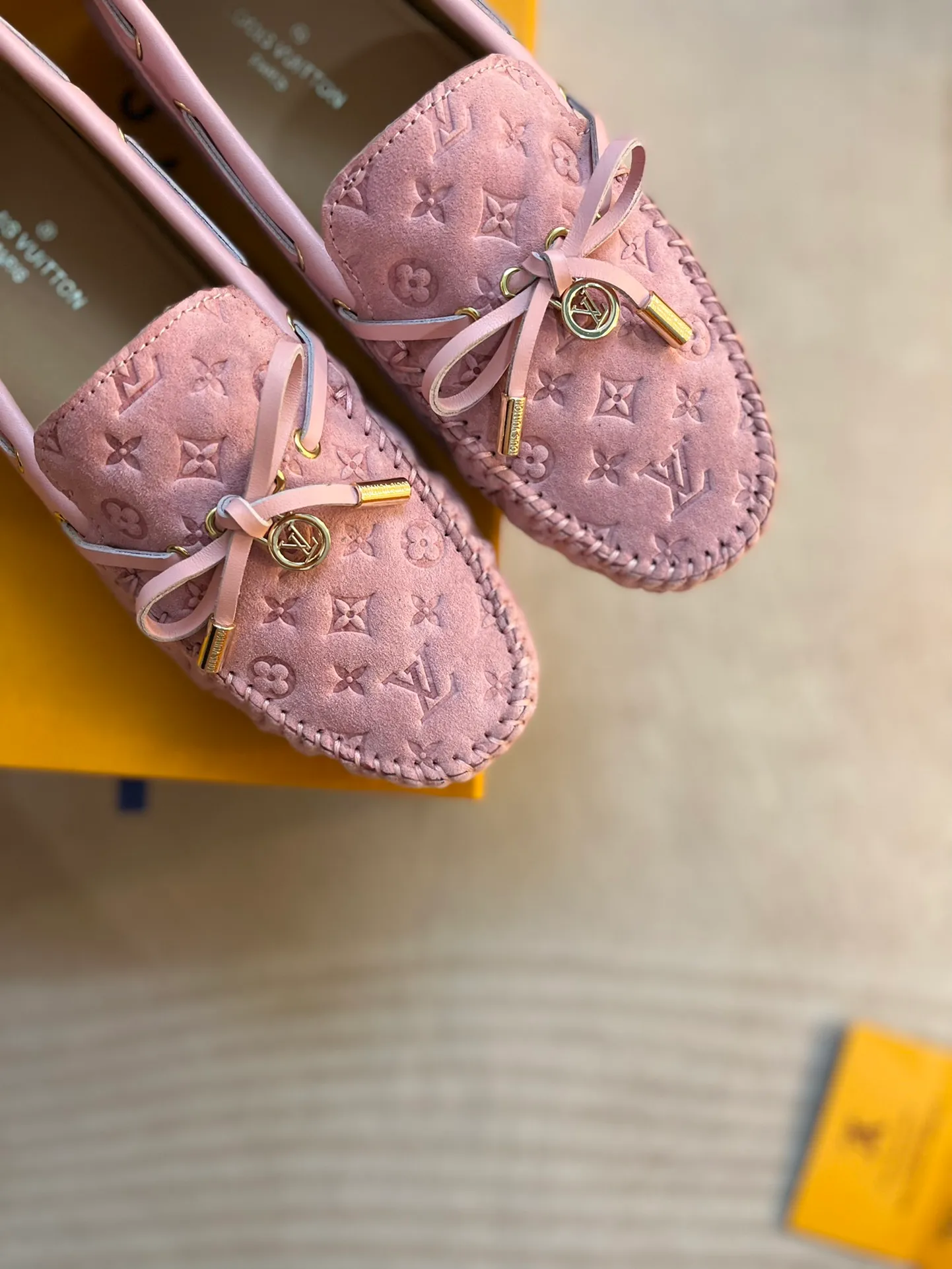 p460💰Couple model❤️🇫🇷 𝙇𝙤𝙪𝙞𝙨 𝙑𝙪𝙞𝙩𝙩𝙤𝙣 🇫🇷Louis Vuitton 2023 Classic𝓛𝓿 𝓣𝓻𝓪𝓲𝓷𝓮𝓻 Sports Series ➪➪➪¯ [Arizona Doudou Shoes Series] ▪️▪️▪️Arizona slip-on shoes are made of Monogram Eclipse canvas. Its hand-painted and dyed edges and hand-sewn uppers fully demonstrate Louis Vuitton's traditional shoemaking craftsmanship. This slip-on shoe is very lightweight. The integrated tongue and upper make it particularly comfortable and flexible. The soft outsole is equipped with rubber padding. Decorated with matching sash. Detailed features: ☑️Monogram Eclipse canvas ☑️Black Eclipse pattern ☑️Hand-painted shoe edges ☑️Hand-sewn uppers (each pair takes time to process) ☑️Integrated tongue and upper construction ☑️Outsole equipped with rubber lining ☑️size: 35_46